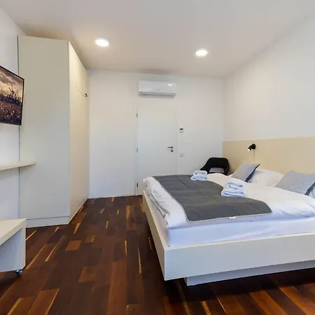 Chmelnice بيت ضيافة 3*